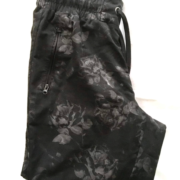 Ladies XS Kyodan yoga pant, black with roses - Picture 1 of 2